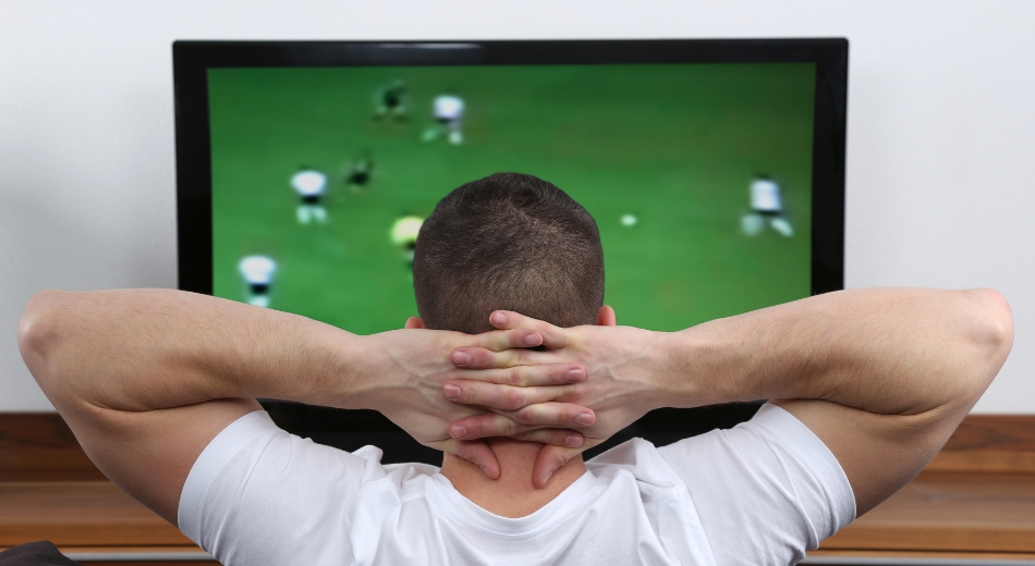 Kille ser live streamad fotboll på sin TV