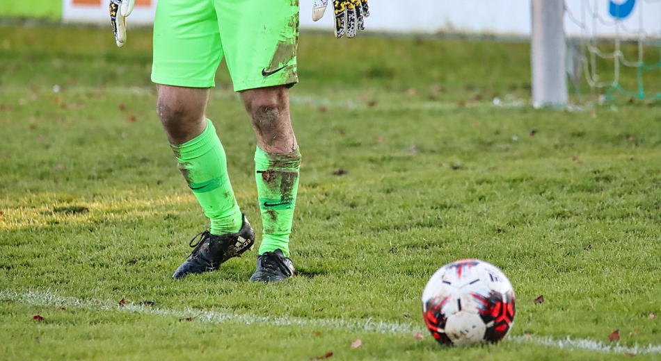 fotbollsspelare och boll
